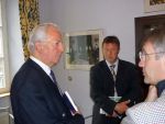 Jacques Santer (links) und Thomas Burg, Bürgermeister von Überherrn (Mitte) beim Seminar in Mertesdorf bei Trier 2008