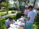 Am Büchertisch im Garten des Waldhotels