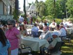 Mittagessen im Garten des Akzent Waldhotels in Göhren auf Rügen im Juli 2010 